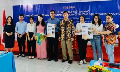 Trường ĐH Surabaya – Indonesia trao 2 suất học bổng đào tạo thạc sĩ cho sinh viên Việt Nam