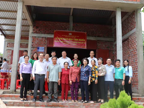 TPHCM trao tặng 2 căn nhà tình nghĩa và 100 triệu cho Quỹ Khuyến học Nguyễn Đình Chiểu
