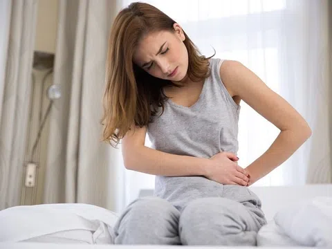 Tại sao khi quan hệ, chị em phụ nữ thường đối mặt với tình trạng đau bụng dưới?
