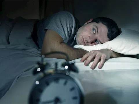 Cơ thể sau khi thức khuya lâu có hiện tượng gì bất thường?